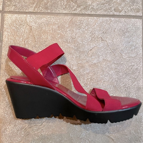 Charles David Wedge Sandal - Picture 1 of 11